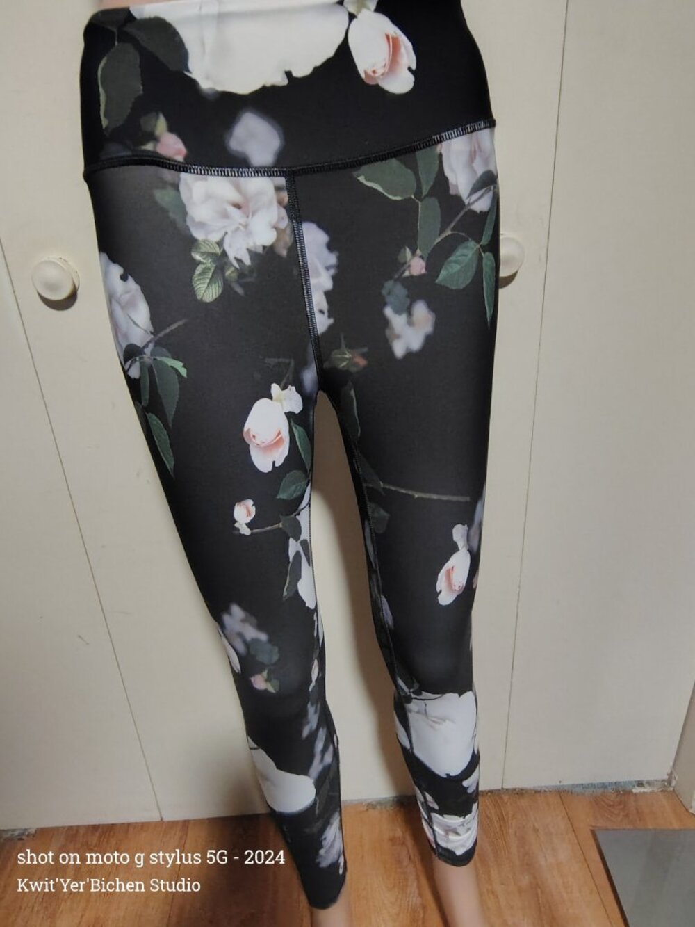 Victoria's Floral Athletic Leggings SZ SMALL